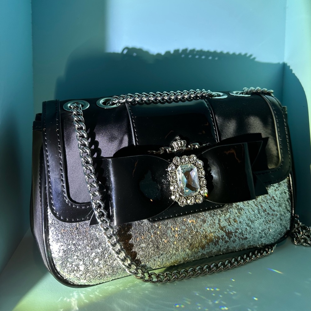 Brighton Purse “My Flat In London” 9”x6”x4.25” Adjustable Chain Strap